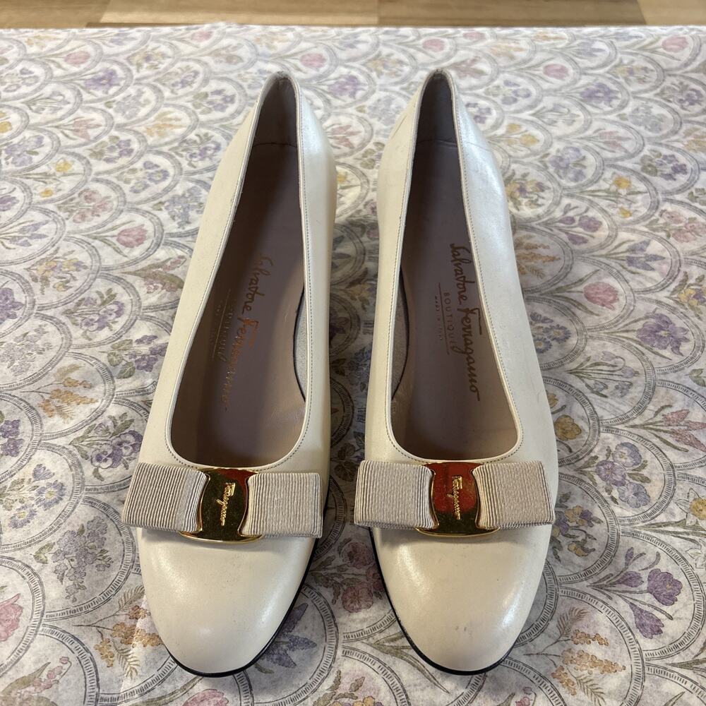 Authentic Salvatore Ferragamo Vara White Leather Bow Pumps Heel Shoes Size 8 1/2